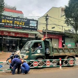 Gia Lai: Ô tô con tông nát 45m dải phân cách  